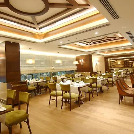 塔克西姆泰坦尼克城市酒店 酒店